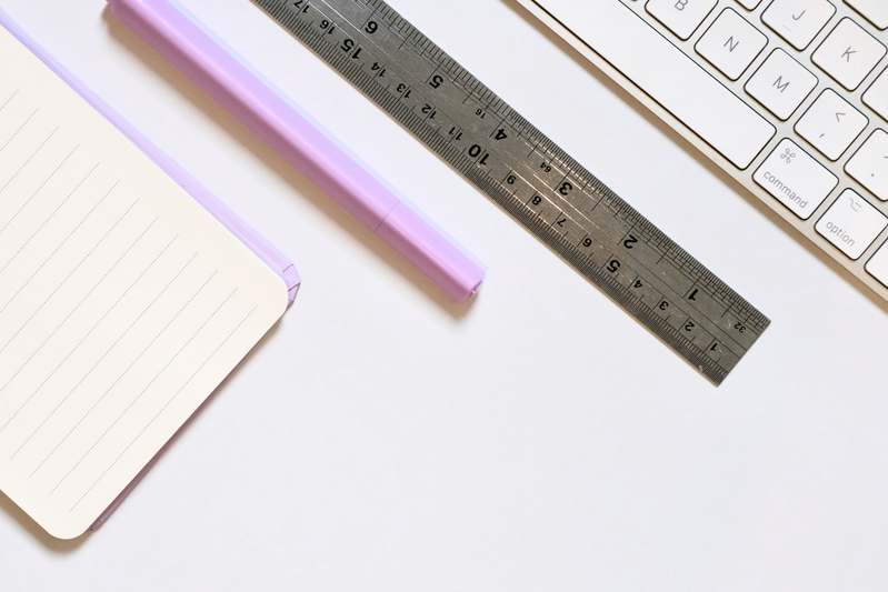Screenshot-style mockup of AI productivity blog layout featuring tool comparison table and tutorial section